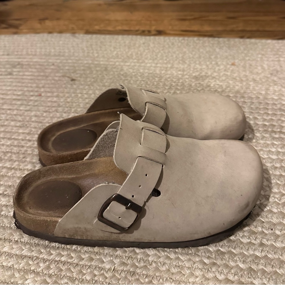 Birkenstock style Cushionaire beige clogs size 7
